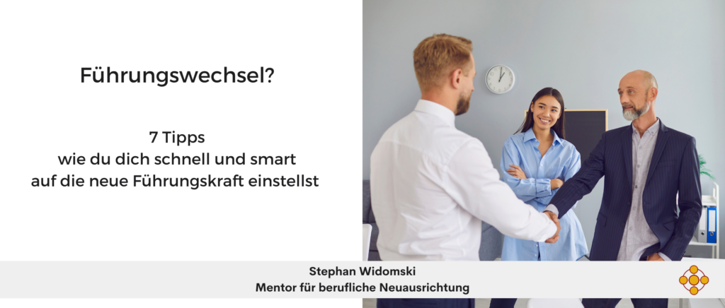 Freundliche Atmosphäre mit drei Personen im Büro. Neue Führungskraft begrüßt Mitarbeiter. Text: Führungswechsel - 7 Tipps und ein 30-Tage-Plan für eine schnelle und smarte Anpassung" (Mini-Anleitung von Stephan Widomski, Mentor für berufliche Neuausrichtung)