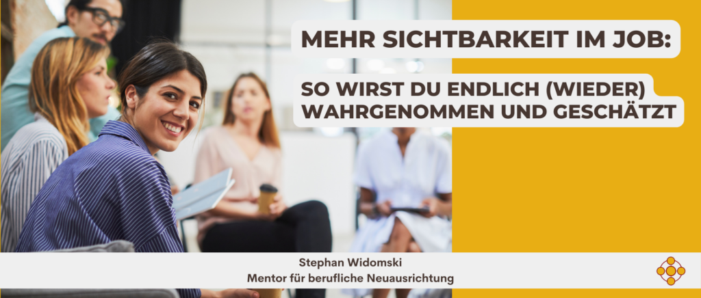 "Entspannte Atmosphäre in einer Meetingsituation mit einer Frau im Vordergrund, die selbstbewusst in die Kamera blickt, sie fühlt ihre Sichtbarkeit im Job (Mini-Anleitung von Stephan Widomski, Mentor für berufliche Neuausrichtung)