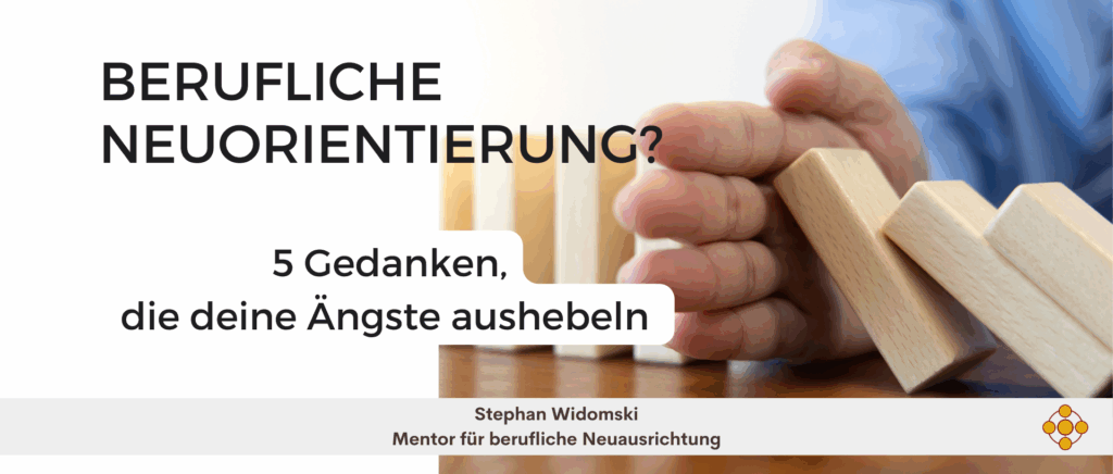 Hand, die umfallende Dominosteine stoppt, Text:“ Berufliche Neuorientierung 5 Gedanken, die deine Ängste aushebeln“ Stephan Widomski Mentor für berufliche Neuausrichtung.