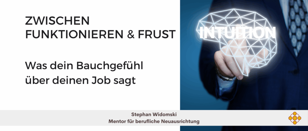 Mann im Anzug, der auf ein gläsernes Gehirn im Vordergrund zeigt. Text: "Intuition, Zwischen Funktionieren und Frust, Was dein Bauchgefühl über deinen Job sagt." von Stephan Widomski, Mentor für berufliche Neuausrichtung